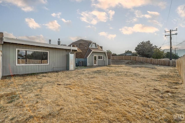 19701 Mesa Dr, Tehachapi, CA 93561 - fenced backyard featuring a shed