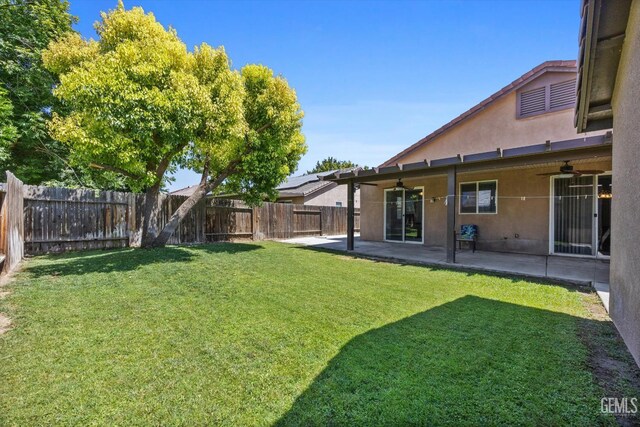 6202 Ocean Jasper Dr, Bakersfield, CA 93313 - fenced backyard with ceiling fan and a patio