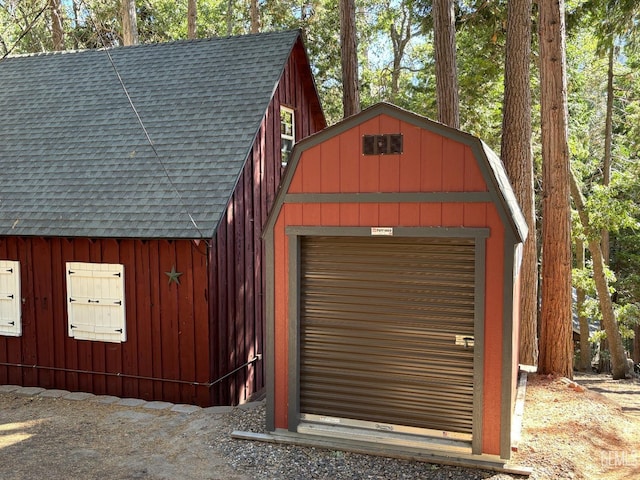 view of outdoor structure with an outbuilding