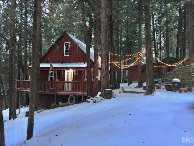 chalet / cabin featuring a porch