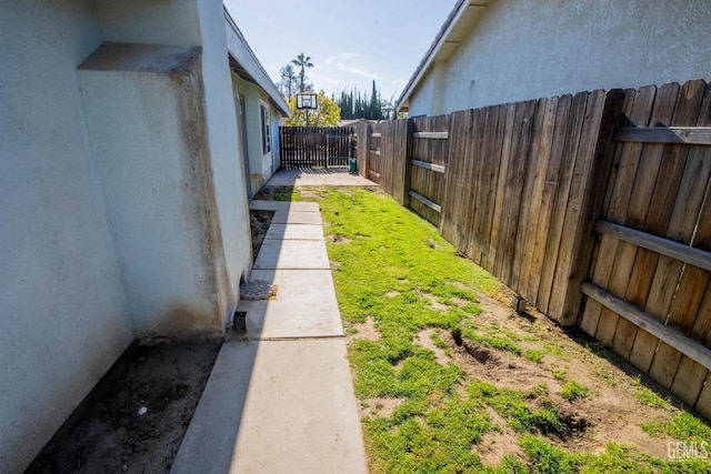 1805 Glenbrea Ct, Bakersfield, CA 93309 - view of yard featuring a fenced backyard