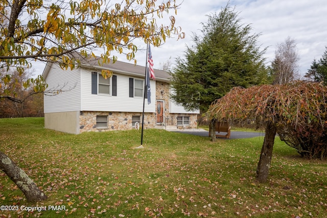 1977 Sun Valley Dr, Blakeslee, PA 18610 - view of front of home featuring a front lawn, stone siding, and a patio area