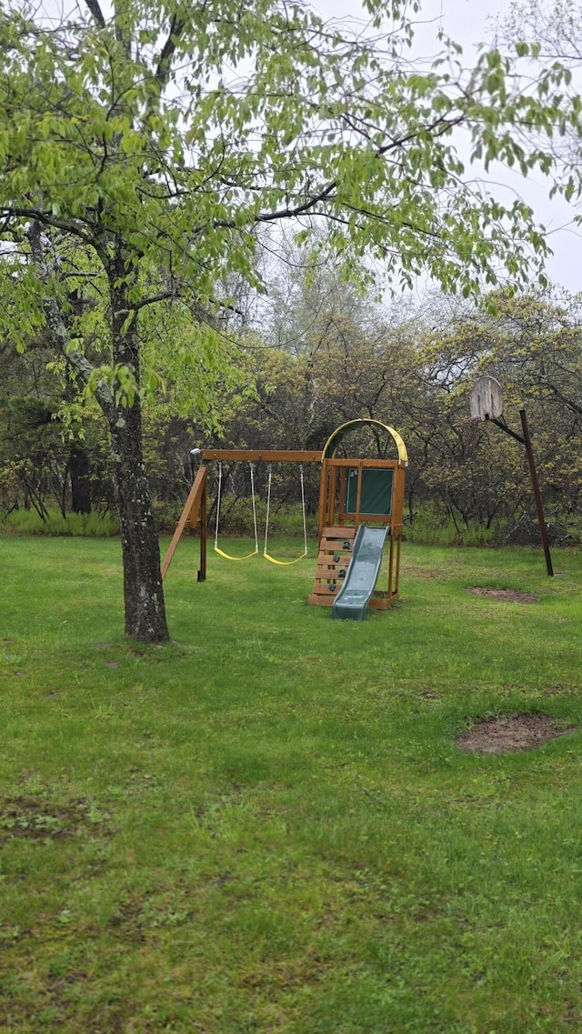1977 Sun Valley Dr, Blakeslee, PA 18610 - view of green lawn featuring a playground