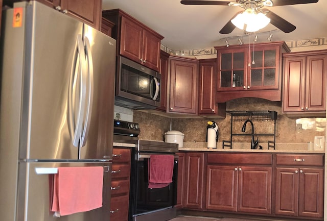 1977 Sun Valley Dr, Blakeslee, PA 18610 - kitchen featuring stainless steel appliances, ceiling fan, a sink, and backsplash