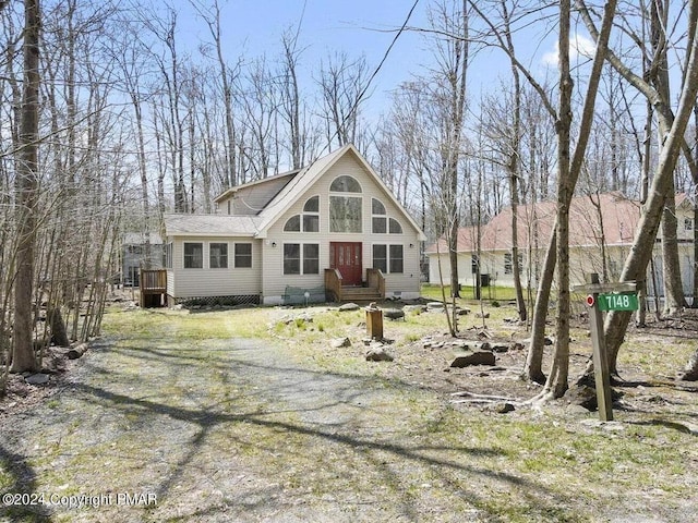 chalet / cabin with driveway