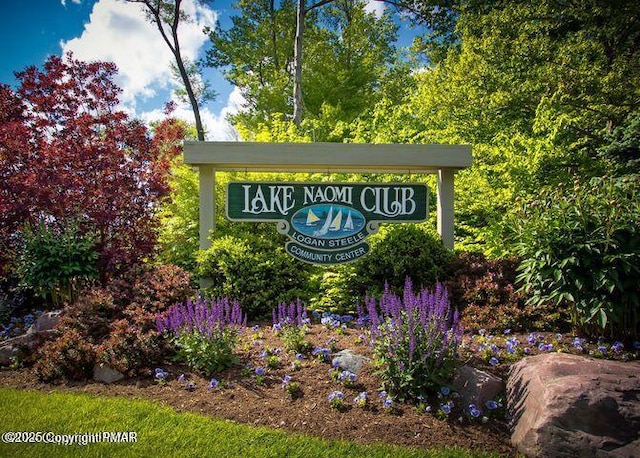 view of community / neighborhood sign