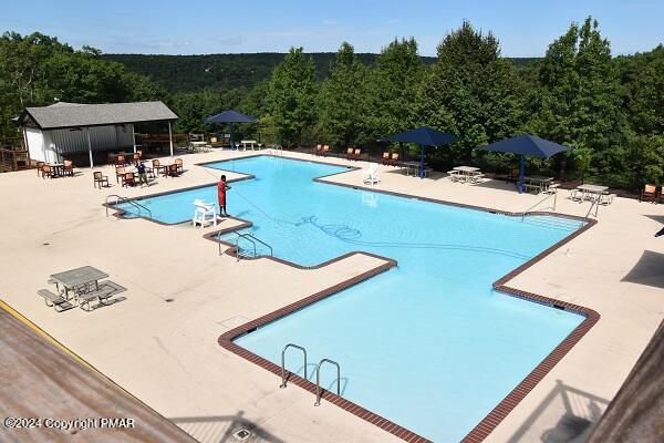 158 Saunders Dr, Bushkill, PA 18324 - community pool with a patio area