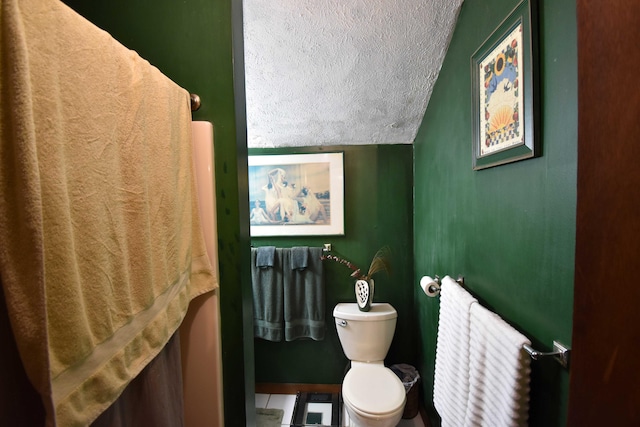 158 Saunders Dr, Bushkill, PA 18324 - bathroom featuring a textured ceiling, toilet, and lofted ceiling