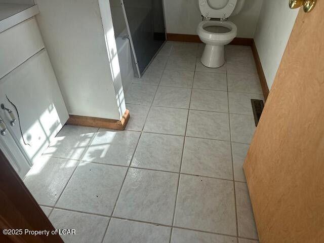 2114 Freedom Way, Pocono Summit, PA 18346 - full bath featuring tile patterned floors, toilet, baseboards, and a bathtub