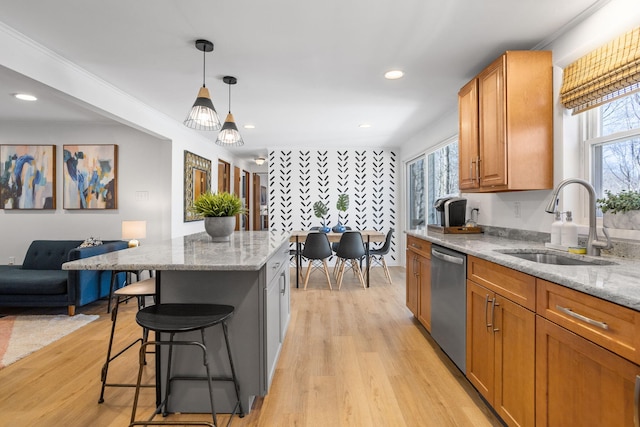 7 Park Ln, Lake Harmony, PA 18624 - kitchen with dishwasher, a sink, a kitchen breakfast bar, light stone counters, and light wood-style floors