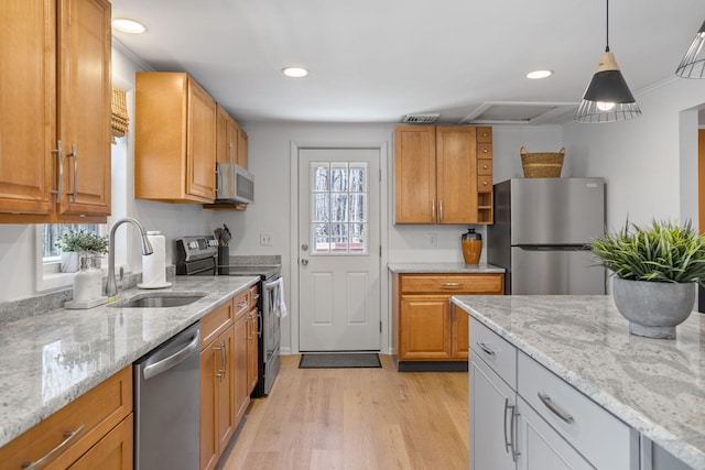 7 Park Ln, Lake Harmony, PA 18624 - kitchen with stainless steel appliances, a sink, healthy amount of natural light, light wood finished floors, and recessed lighting