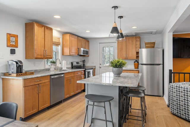7 Park Ln, Lake Harmony, PA 18624 - kitchen featuring appliances with stainless steel finishes, a sink, light wood-style flooring, a center island, and a breakfast bar