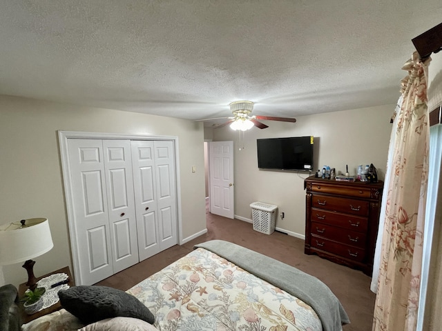 bedroom featuring ceiling fan, a textured ceiling, baseboards, a closet, and carpet