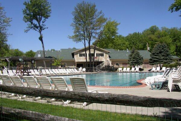 172 Larsen Dr, Clifton Township, PA 18424 - community pool with stairs