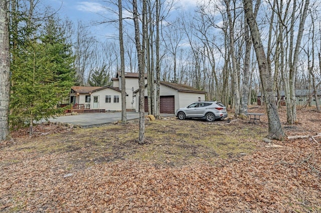 view of front of property with an outdoor structure