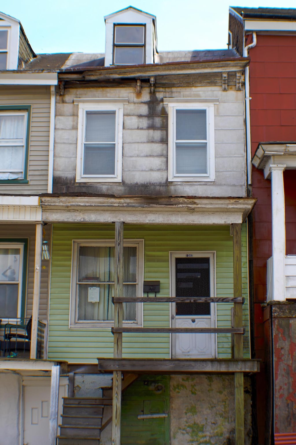 townhome / multi-family property featuring covered porch