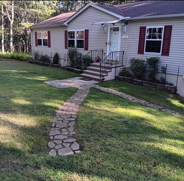 3124 Bluebird Dr, Bushkill, PA 18324 - view of front of house with a front lawn