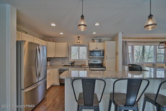36 Maplewood Rd, Lake Harmony, PA 18624 - kitchen featuring stainless steel appliances, a sink, a kitchen breakfast bar, backsplash, and recessed lighting