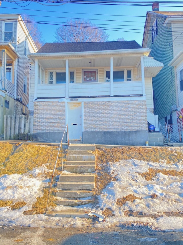 view of front facade with fence