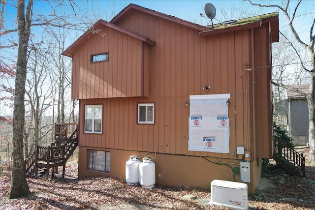 154 Elgin Way, Bushkill, PA 18324 - view of property exterior with stairway