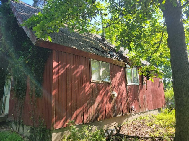 108 Stag Ct, Bushkill, PA 18324 - view of side of property featuring roof with shingles