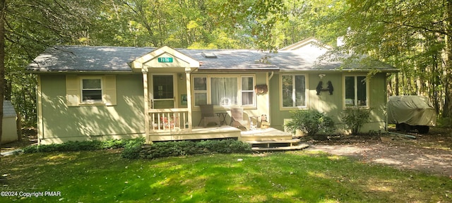 view of front of house with a front lawn