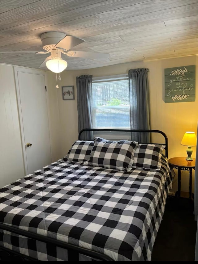 bedroom featuring a ceiling fan