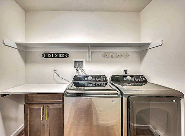 clothes washing area featuring cabinet space, baseboards, and washing machine and clothes dryer