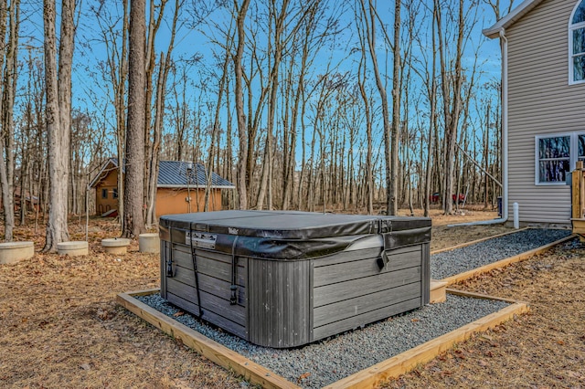 view of yard featuring a hot tub