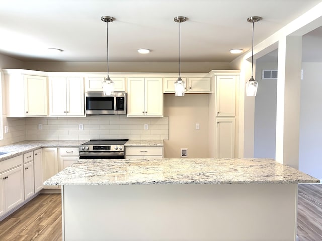 20 Leaf Ct, East Stroudsburg, PA 18302 - kitchen with appliances with stainless steel finishes, light wood-style flooring, tasteful backsplash, and recessed lighting