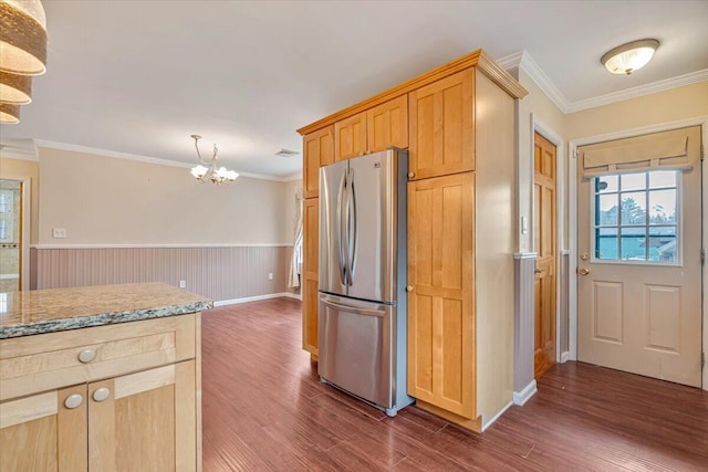 kitchen with ornamental molding, dark wood-style flooring, freestanding refrigerator, and a chandelier