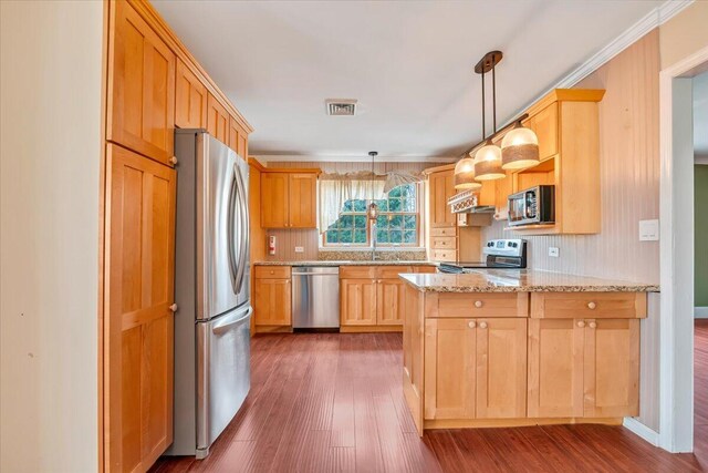 kitchen featuring visible vents, stainless steel appliances, a peninsula, and wood finished floors