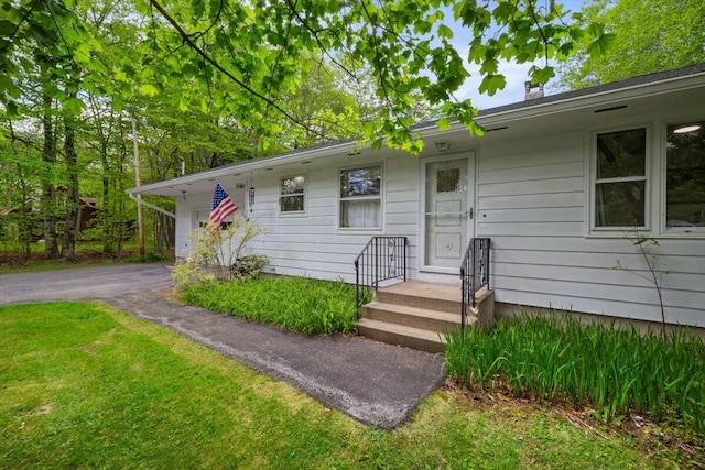126 Keystone Ln, Tobyhanna, PA 18466 - ranch-style house with a front lawn and a chimney