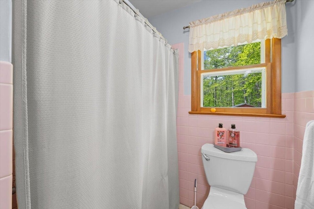 126 Keystone Ln, Tobyhanna, PA 18466 - full bathroom featuring toilet, tile walls, a wainscoted wall, and a shower with shower curtain