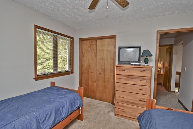 248 Miller Dr, Pocono Pines, PA 18350 - bedroom with carpet floors, a ceiling fan, a textured ceiling, and a closet