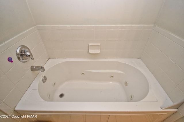 full bath featuring a jetted tub