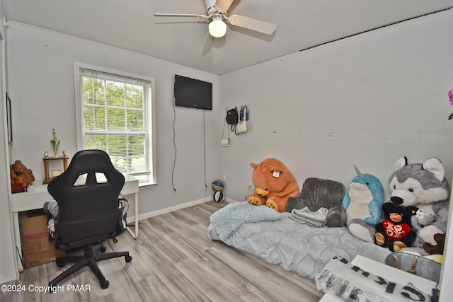 bedroom featuring light wood finished floors, baseboards, and a ceiling fan