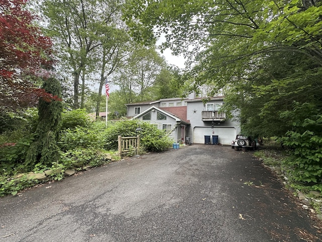 152 Fairview Ave, Mount Pocono, PA 18344 - view of front facade featuring driveway and a garage