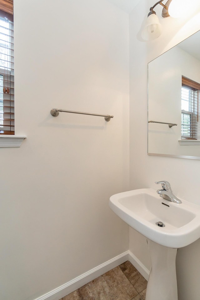 621 E Princeton Ave, Palmerton, PA 18071 - bathroom with baseboards