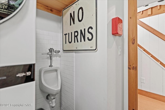 bathroom featuring tile walls