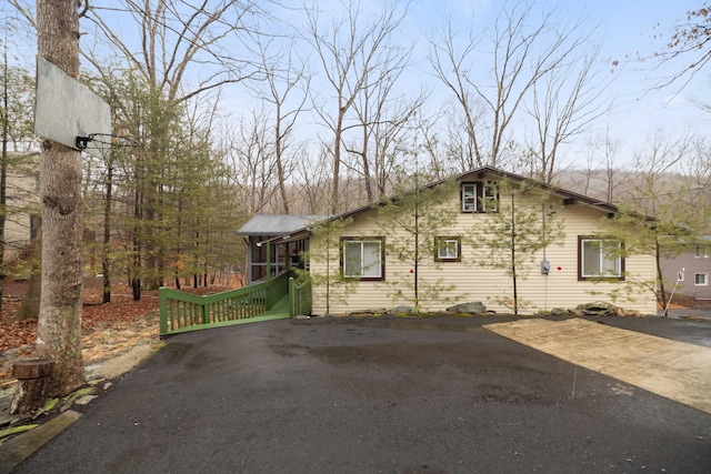 view of front of house featuring aphalt driveway