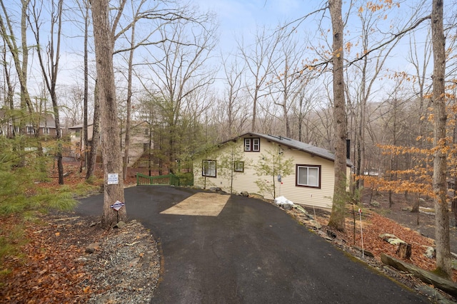 view of front of property with driveway