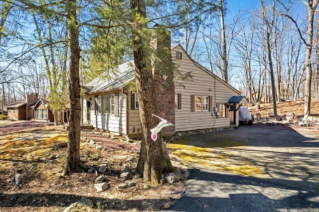 view of front facade featuring aphalt driveway