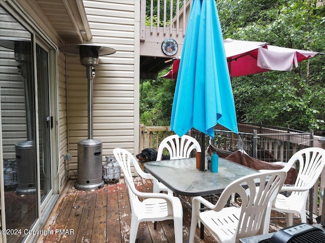 deck featuring outdoor dining space