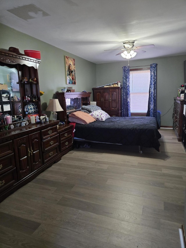 bedroom featuring wood finished floors and a ceiling fan