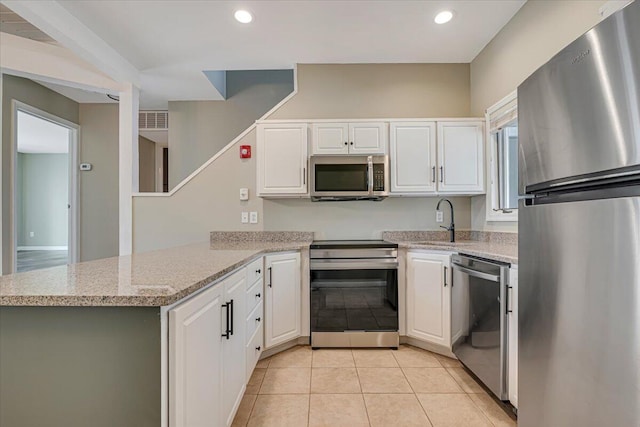 134 Laurel Hill Dr Unit 102, Greentown, PA 18426 - kitchen featuring visible vents, a sink, white cabinets, a peninsula, and stainless steel appliances