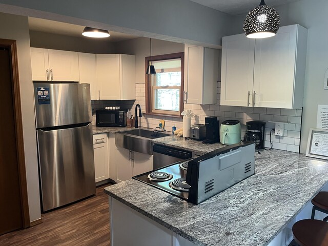 1076 Knollwood Dr, Tobyhanna, PA 18466 - kitchen with stainless steel appliances, a sink, a peninsula, and white cabinetry