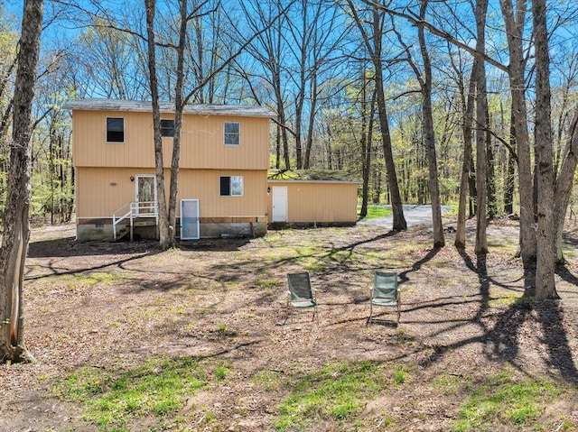 41 Pinoak Dr, Jim Thorpe, PA 18229 - back of property featuring entry steps and crawl space