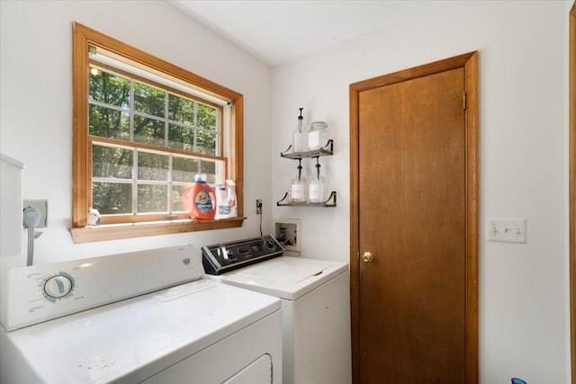 114 Gregory Ct, Stroudsburg, PA 18360 - laundry area featuring washing machine and clothes dryer