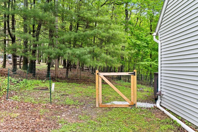 1221 Alder Rd, East Stroudsburg, PA 18302 - view of yard featuring a gate